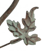 Pluviomètre avec cadre en métal blanc antique et cylindre en verre, échelle de mesure 1-17 mm, hauteur 133 cm