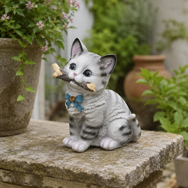 Statue de chat de jardin en résine, décoration d'extérieur pour pelouse de patio, figurine de chaton tigré avec ruban bleu, 23 cm