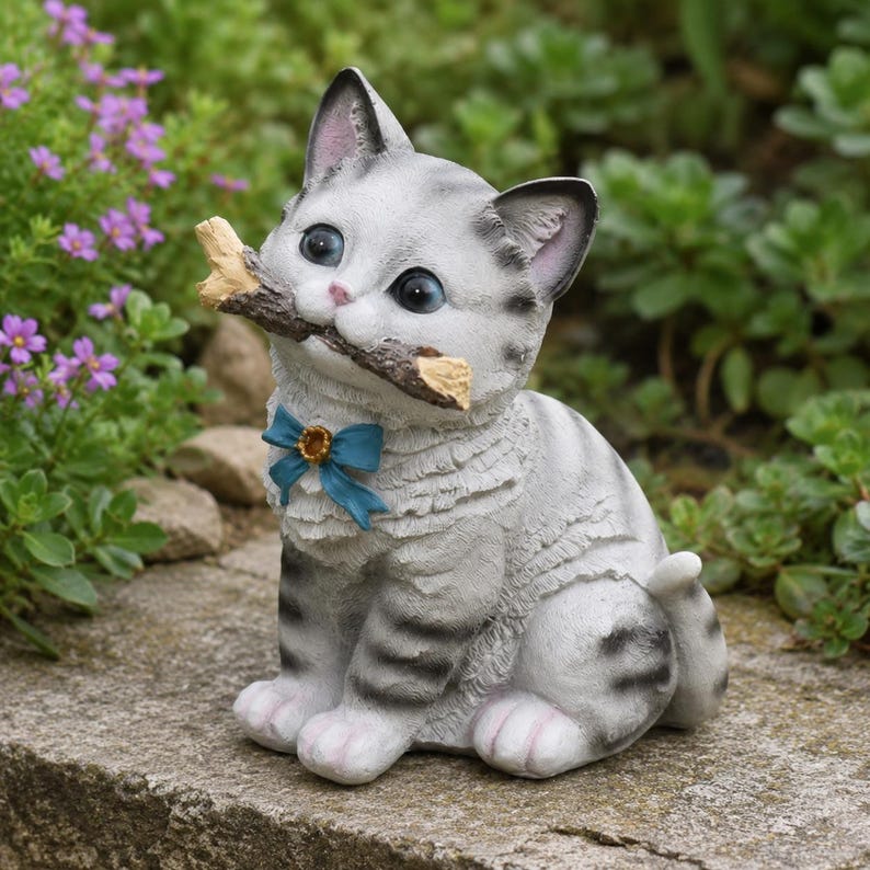 Statue de chat de jardin en résine, décoration d'extérieur pour pelouse de patio, figurine de chaton tigré avec ruban bleu, 23 cm