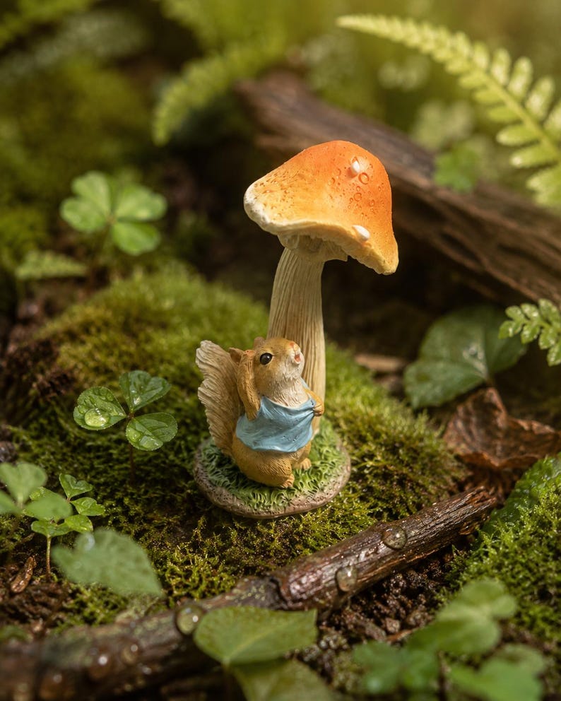 Figurine Écureuil sous Champignon en Résine pour Décoration Féerique et Terrarium