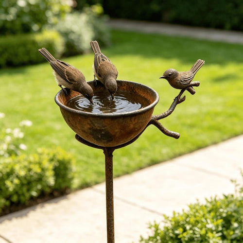Bain d'oiseaux sur piquet en fer forgé rouillé pour jardin - Décoration de jardin avec sculpture d'oiseau