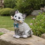 Statue de chat de jardin en résine, décoration d'extérieur pour pelouse de patio, figurine de chaton tigré avec ruban bleu, 23 cm