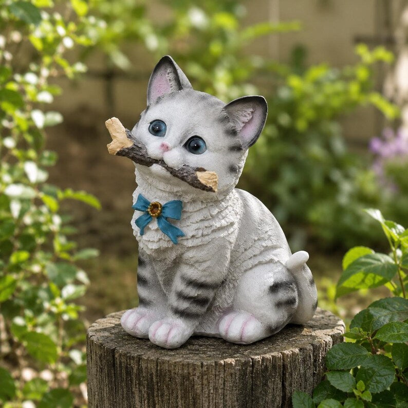 Statue de chat de jardin en résine, décoration d'extérieur pour pelouse de patio, figurine de chaton tigré avec ruban bleu, 23 cm