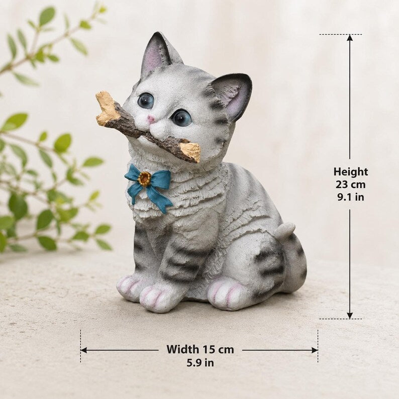 Statue de chat de jardin en résine, décoration d'extérieur pour pelouse de patio, figurine de chaton tigré avec ruban bleu, 23 cm
