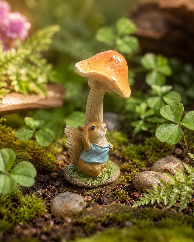 Figurine Écureuil sous Champignon en Résine pour Décoration Féerique et Terrarium