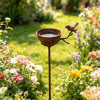 Bain d'oiseaux sur piquet en fer forgé rouillé pour jardin - Décoration de jardin avec sculpture d'oiseau