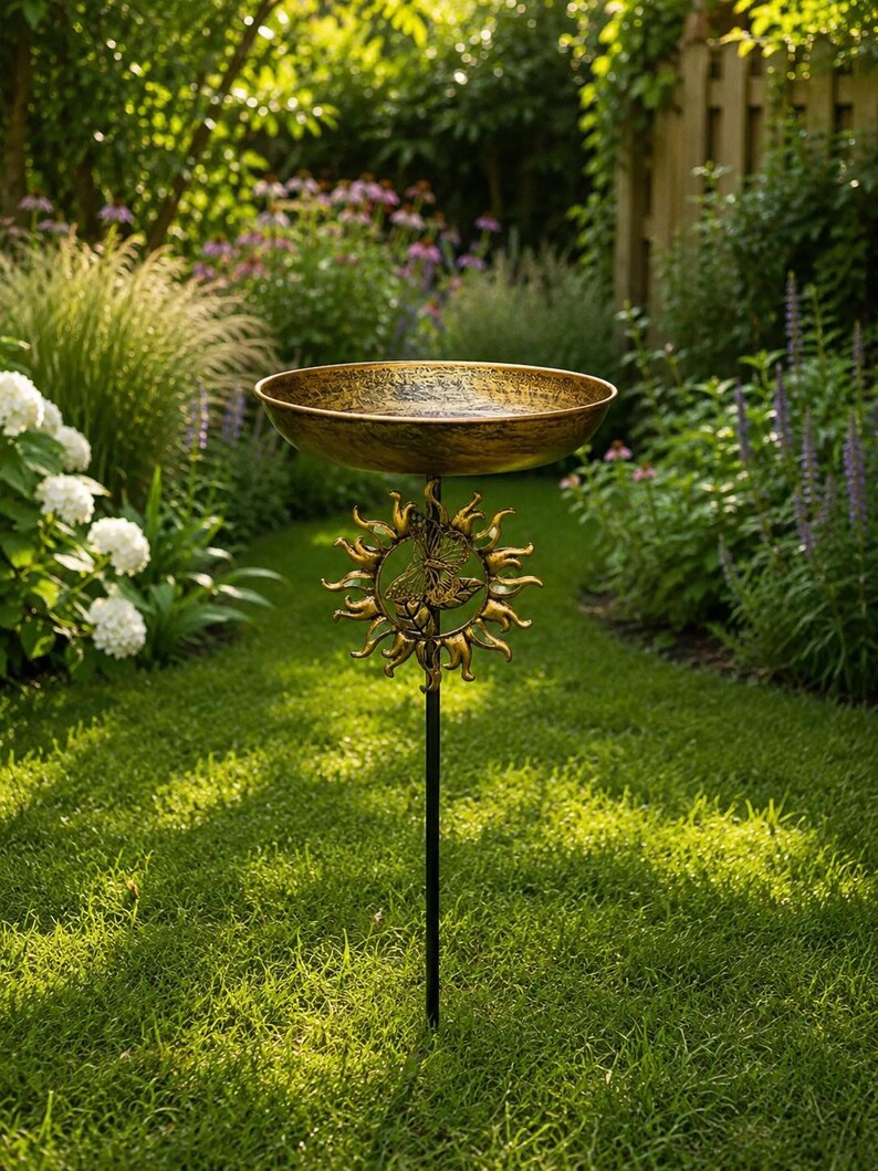 Bain d'oiseaux vintage en métal avec vasque bronze et papillon, sur pied pour jardin, terrasse et pelouse