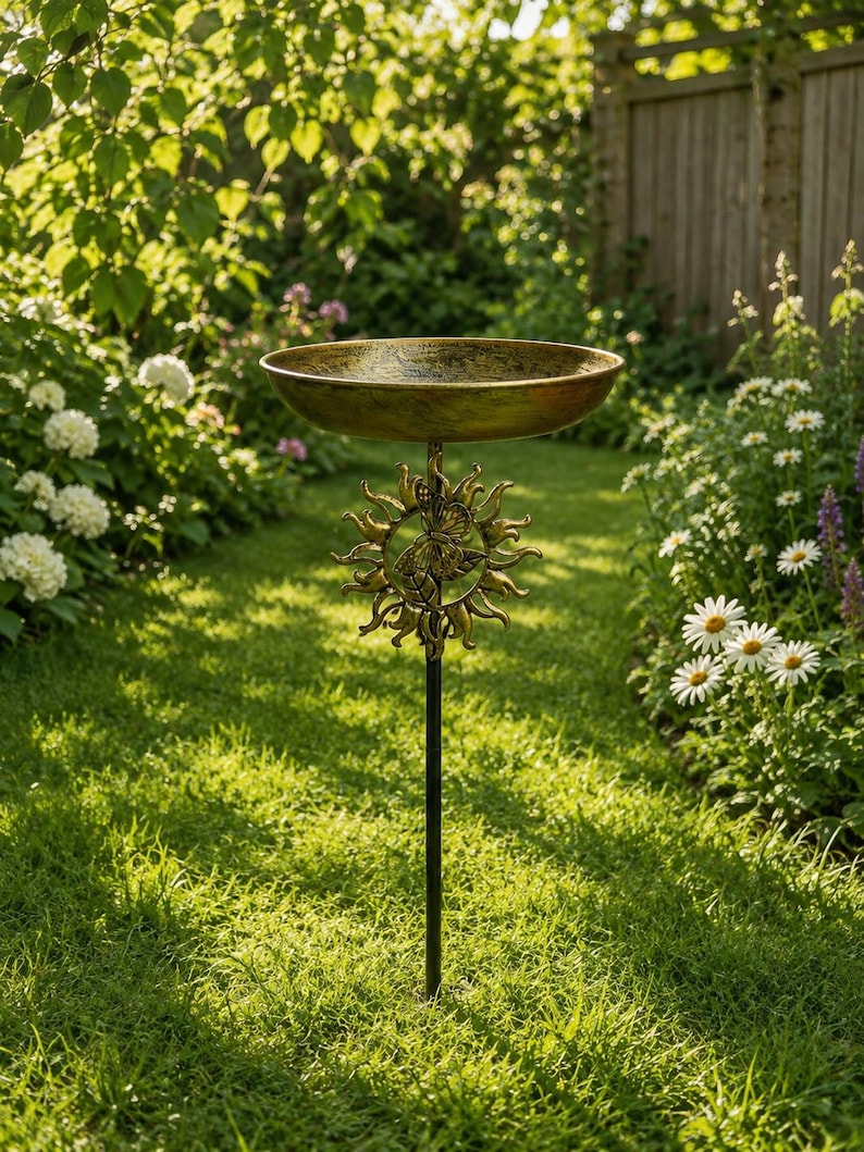 Bain d'oiseaux vintage en métal avec vasque bronze et papillon, sur pied pour jardin, terrasse et pelouse