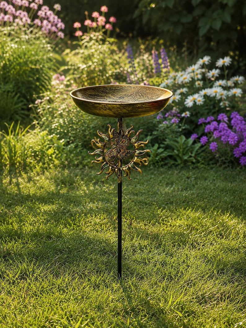 Bain d'oiseaux vintage en métal avec vasque bronze et papillon, sur pied pour jardin, terrasse et pelouse