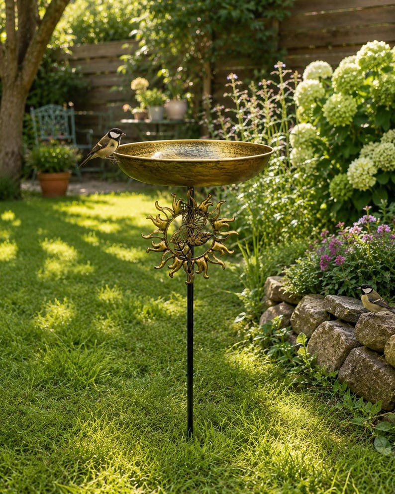 Bain d'oiseaux vintage en métal avec vasque bronze et papillon, sur pied pour jardin, terrasse et pelouse