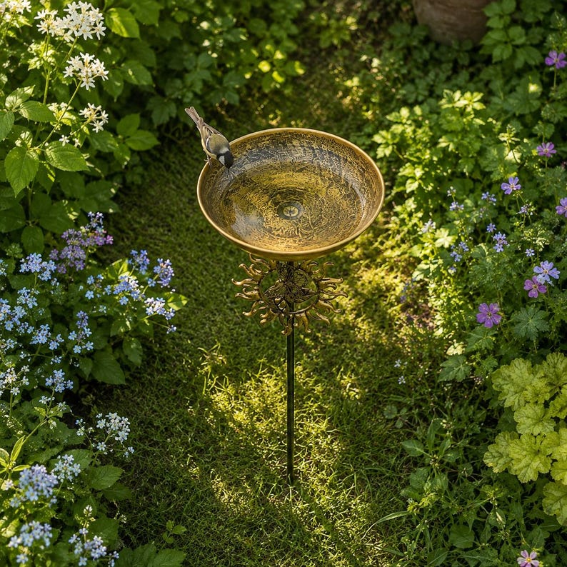 Bain d'oiseaux vintage en métal avec vasque bronze et papillon, sur pied pour jardin, terrasse et pelouse