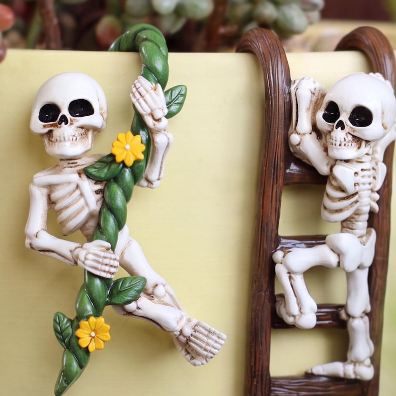 Ensemble de 2 Supports pour Pots de Fleurs en Résine Squelette Grimpant Halloween