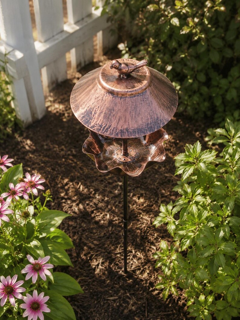 Abreuvoir à oiseaux en métal à pétales ondulés, piquet de jardin, gamelle d'eau extérieure sur pied, décoration rustique pour jardin